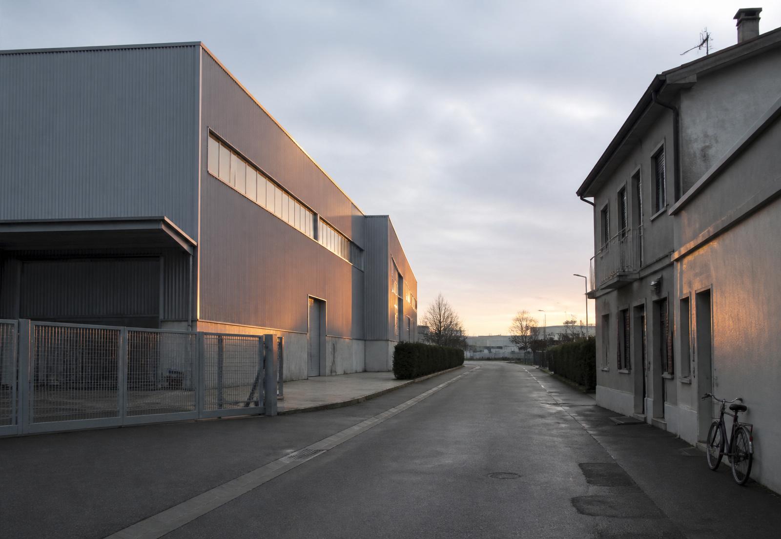 Area industriale in provincia di Bergamo-Brescia all'alba
